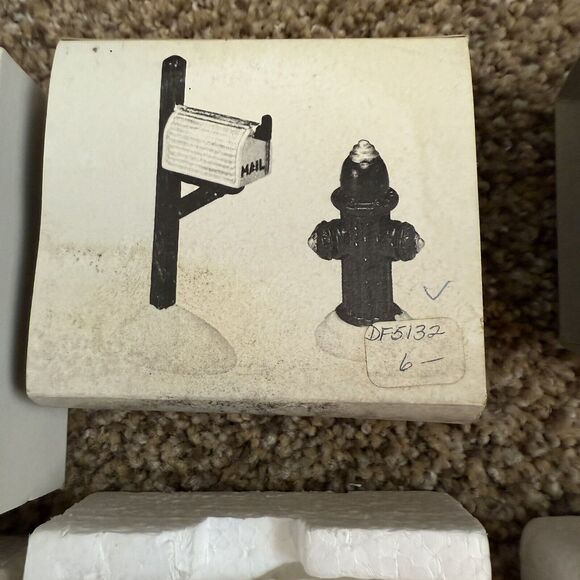 Lot Of 3 Dept 56 Set Trash Cans. Fire Hydrant And Mailbox, And Set Of Stop Signs - Picture 6 of 13